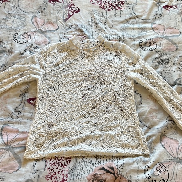 White lace top size M button back of neck - Picture 5 of 6